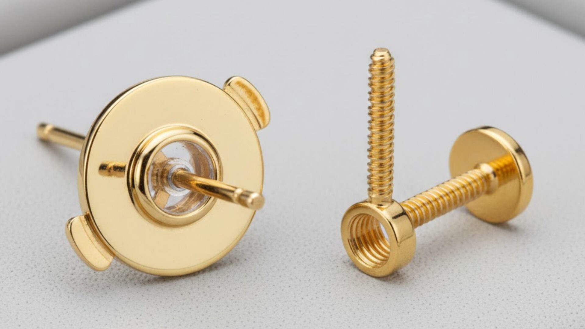 カルティエのピアスキャッチの外し方！固い時のコツと構造を解説