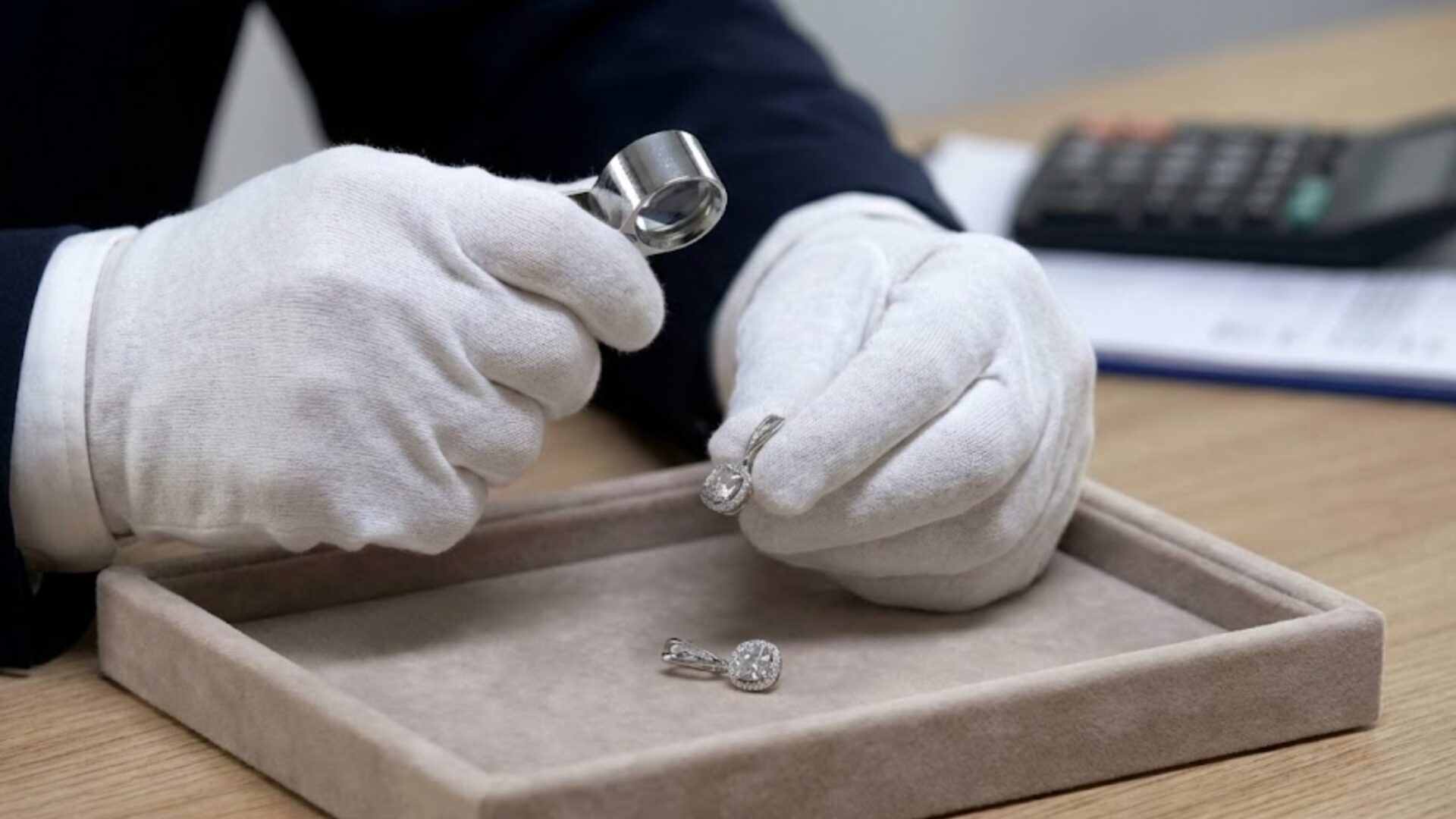 カルティエのピアスキャッチ紛失対策｜正規値段と0.8mm代用ワザ | The