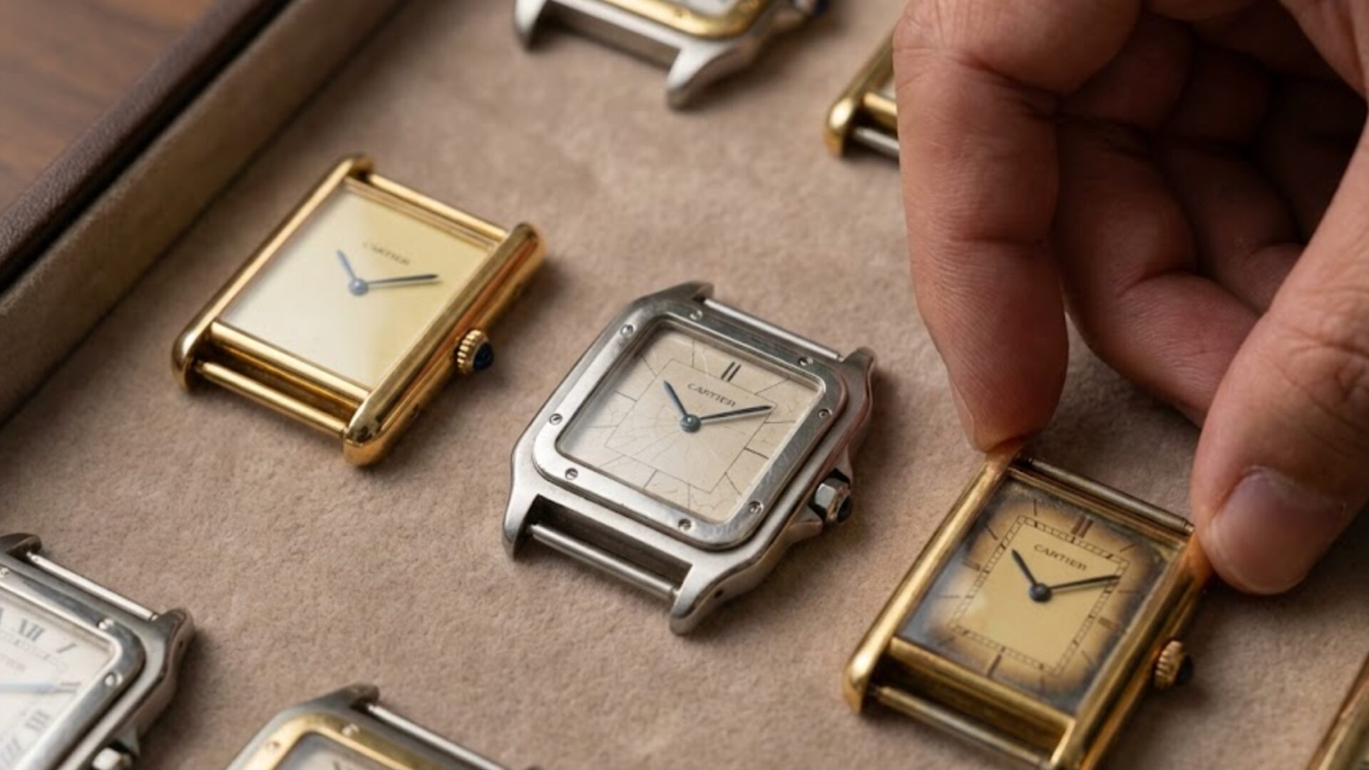 カルティエの文字盤が黄ばみ変色する原因とは？交換費用と対処法