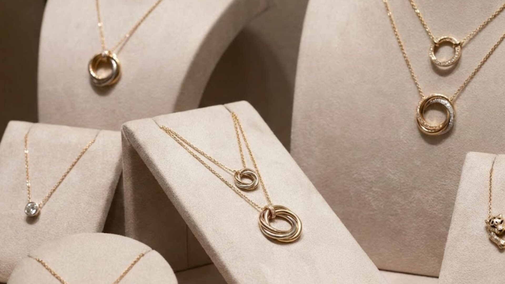 【値上げ直前】50代に人気のカルティエネックレス！一生ものを賢く選ぶ